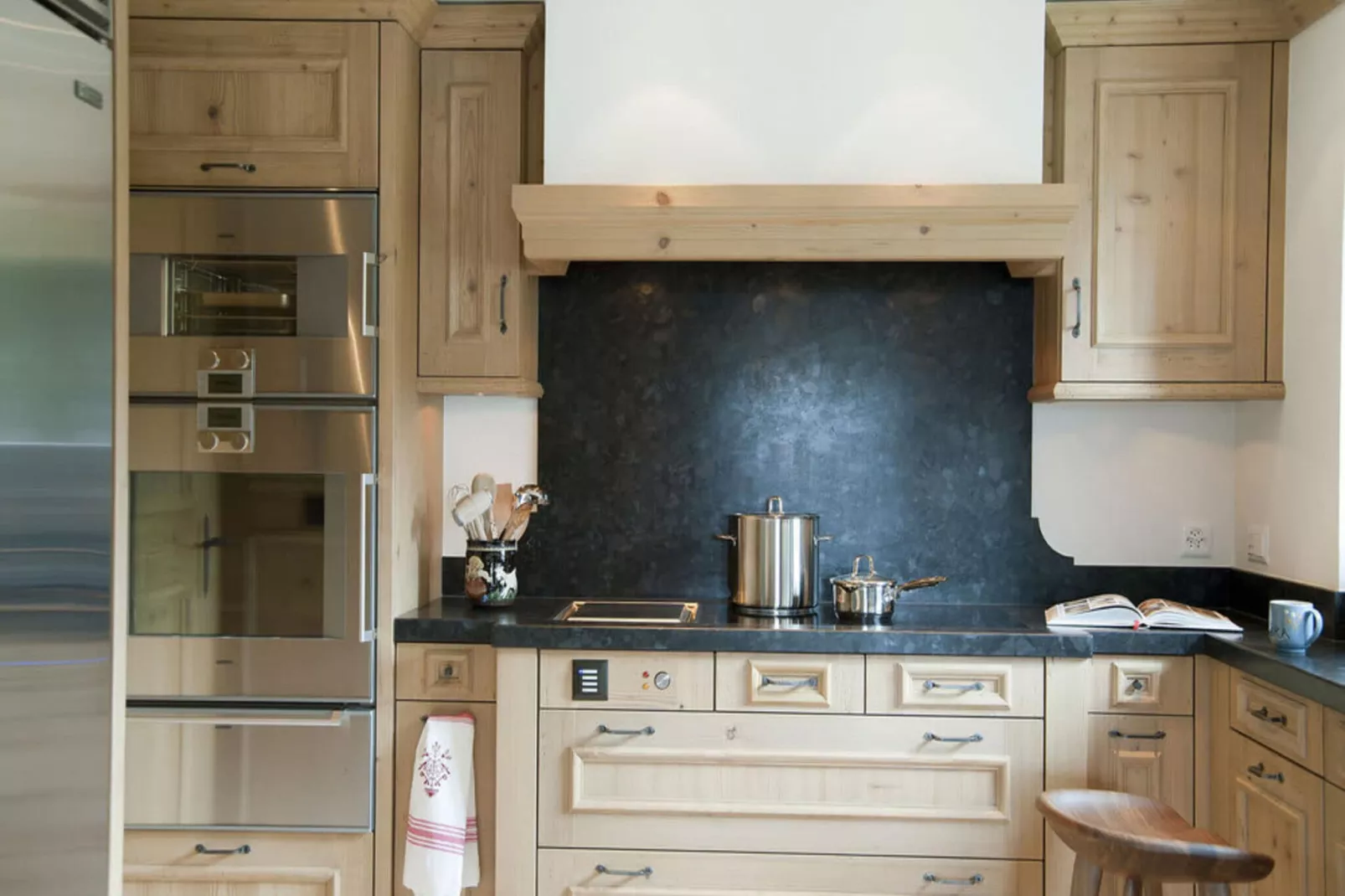 Luxurious Alpine Flat With Hotel Amenities-Kitchen