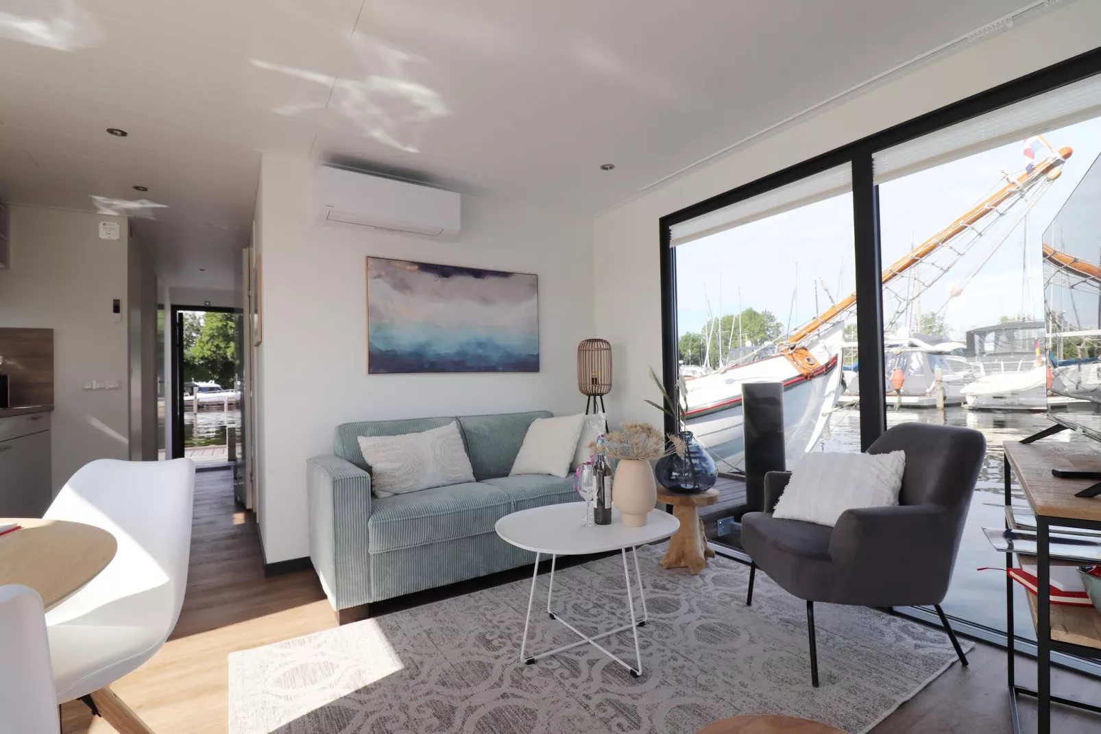 Houseboat Refugio-Living room