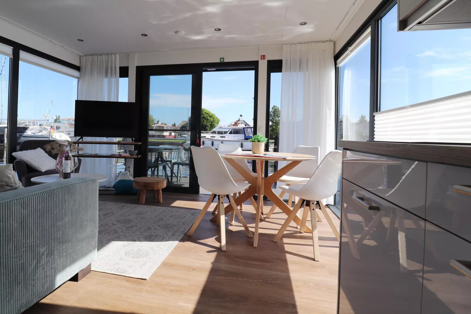 Houseboat Refugio-Living room