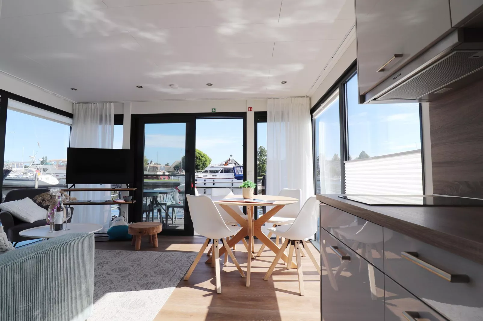 Houseboat Refugio-Living room