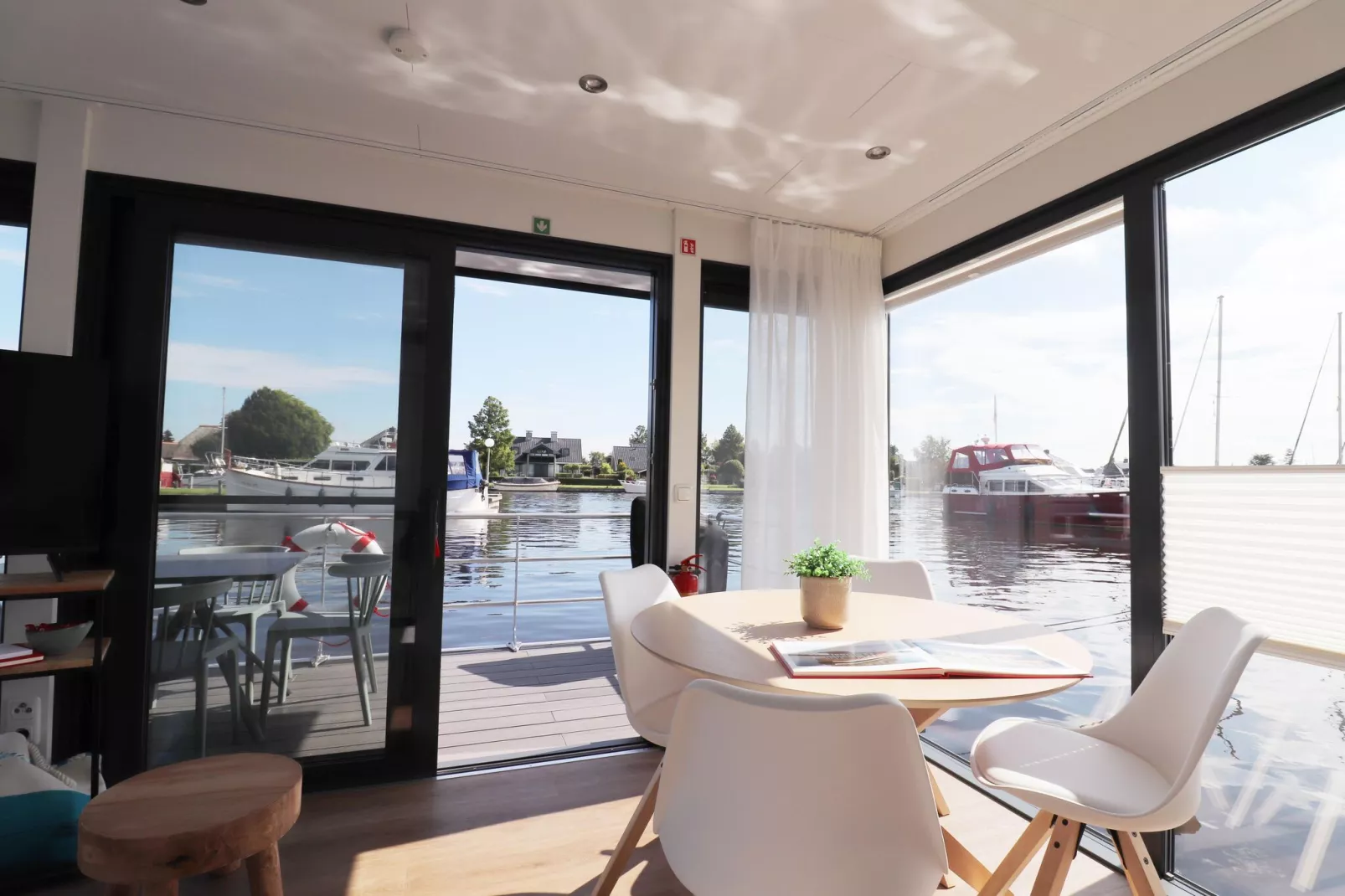 Houseboat Refugio-Living room