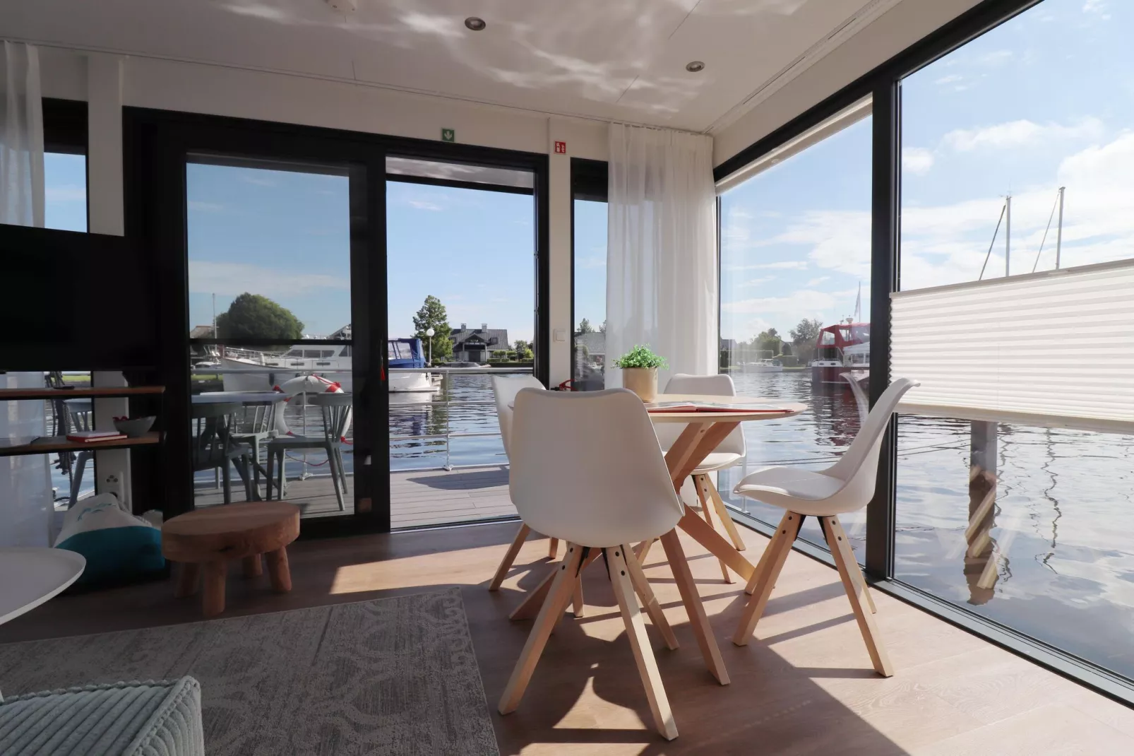 Houseboat Refugio-Dining room
