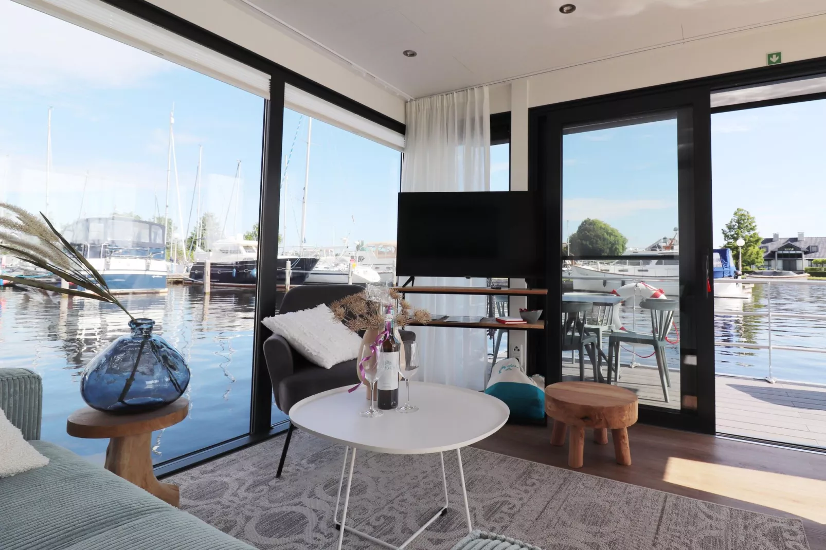 Houseboat Refugio-Living room