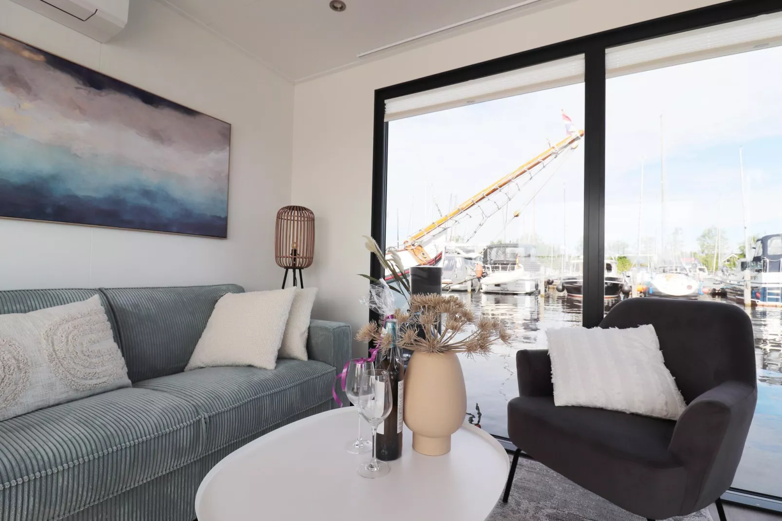 Houseboat Refugio-Living room