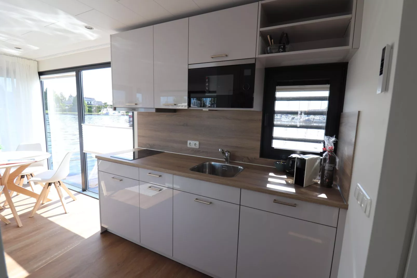 Houseboat Refugio-Kitchen