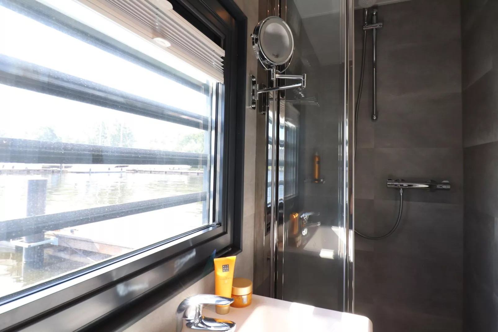 Houseboat Refugio-Bathroom