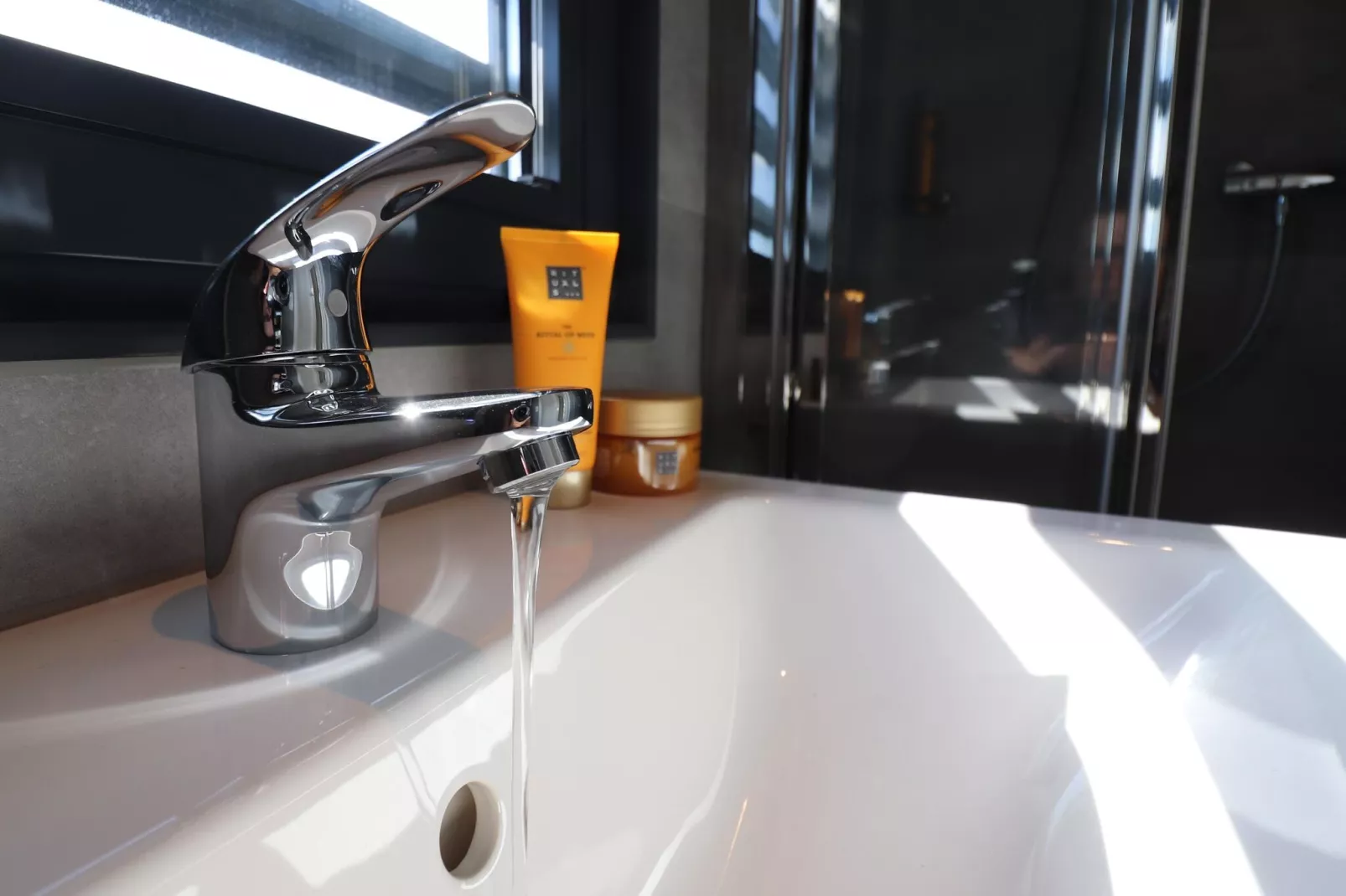 Houseboat Refugio-Bathroom