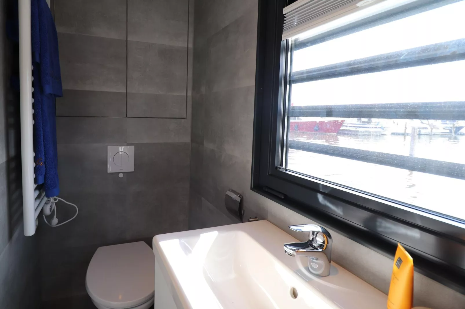 Houseboat Refugio-Bathroom