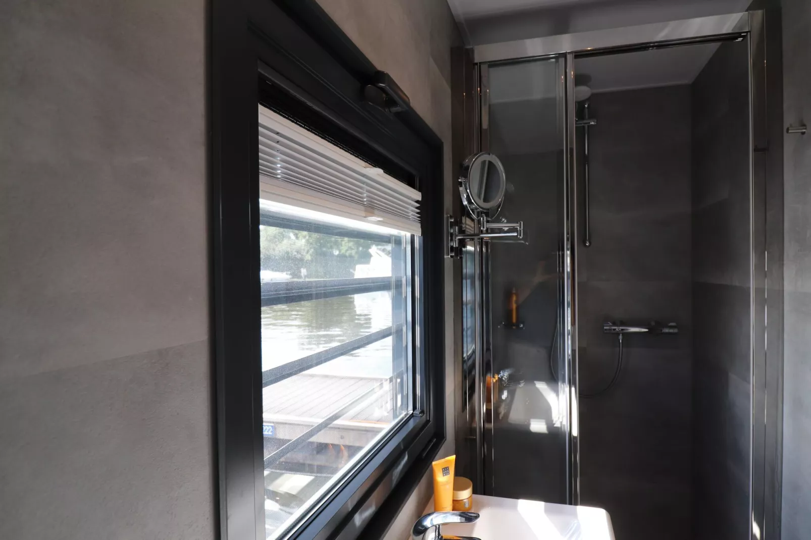 Houseboat Refugio-Bathroom