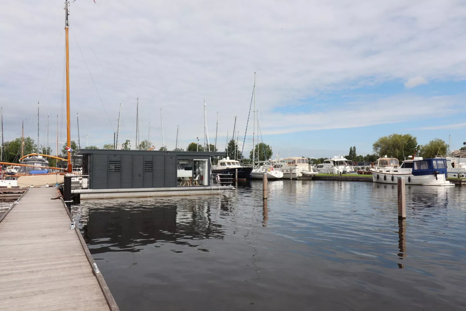Houseboat Refugio-Exterior summer
