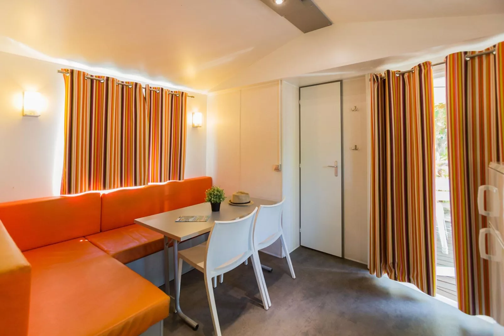 La Llosa Mobile Home- Costa Dorada-Dining room