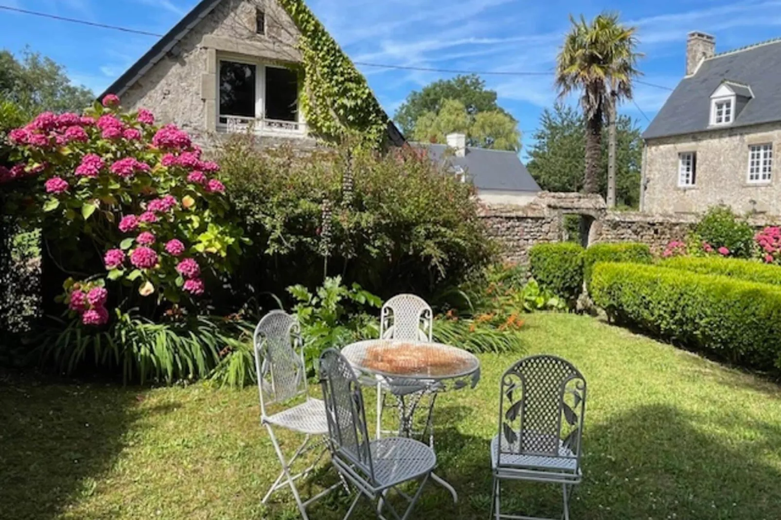 Maison de vacances à Houtteville avec jardin-Jardins en été