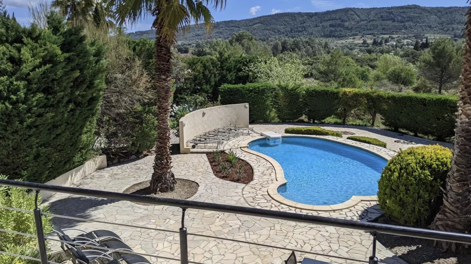 Ella Ella-Pool