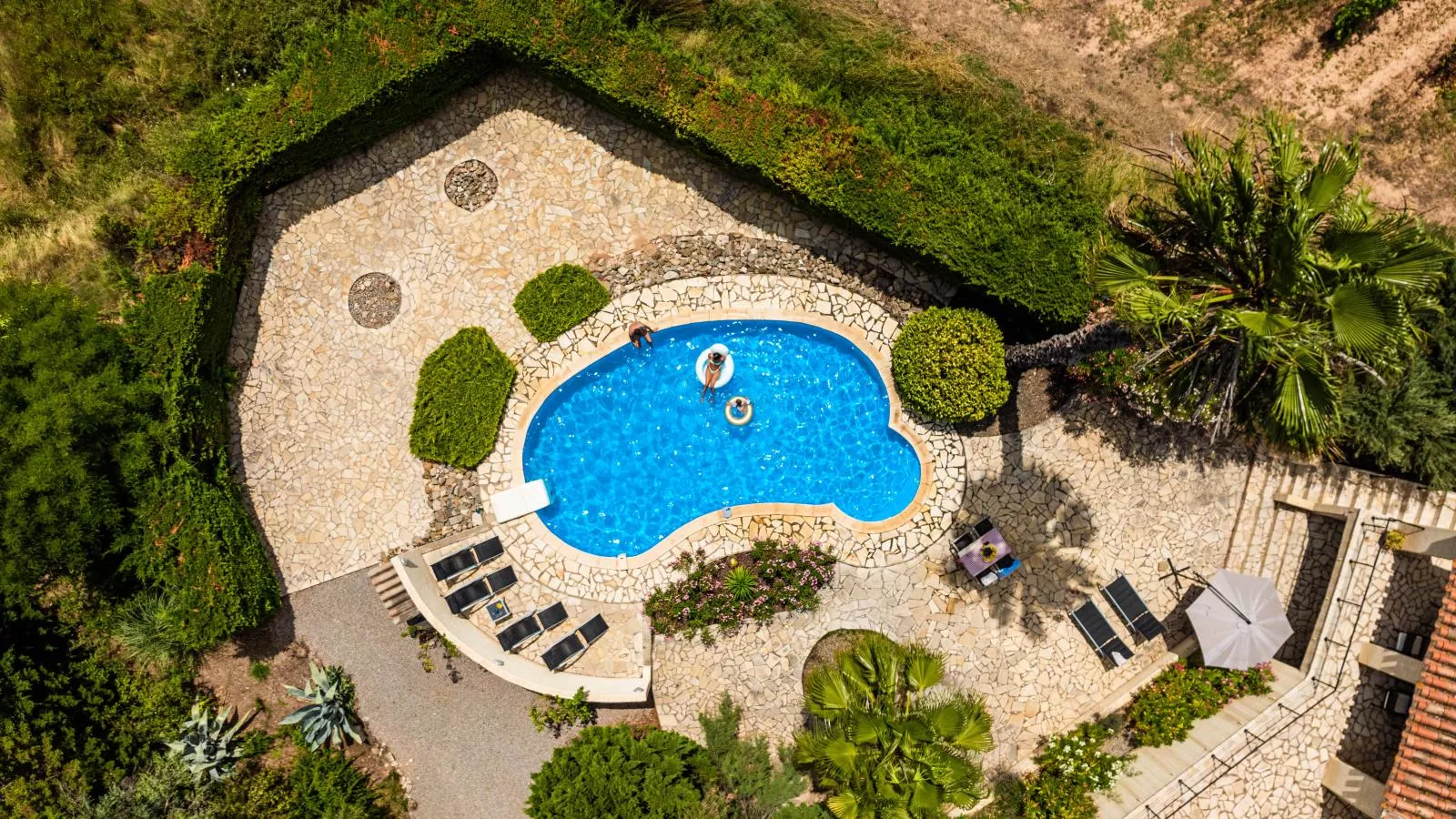 Ella Ella-Pool