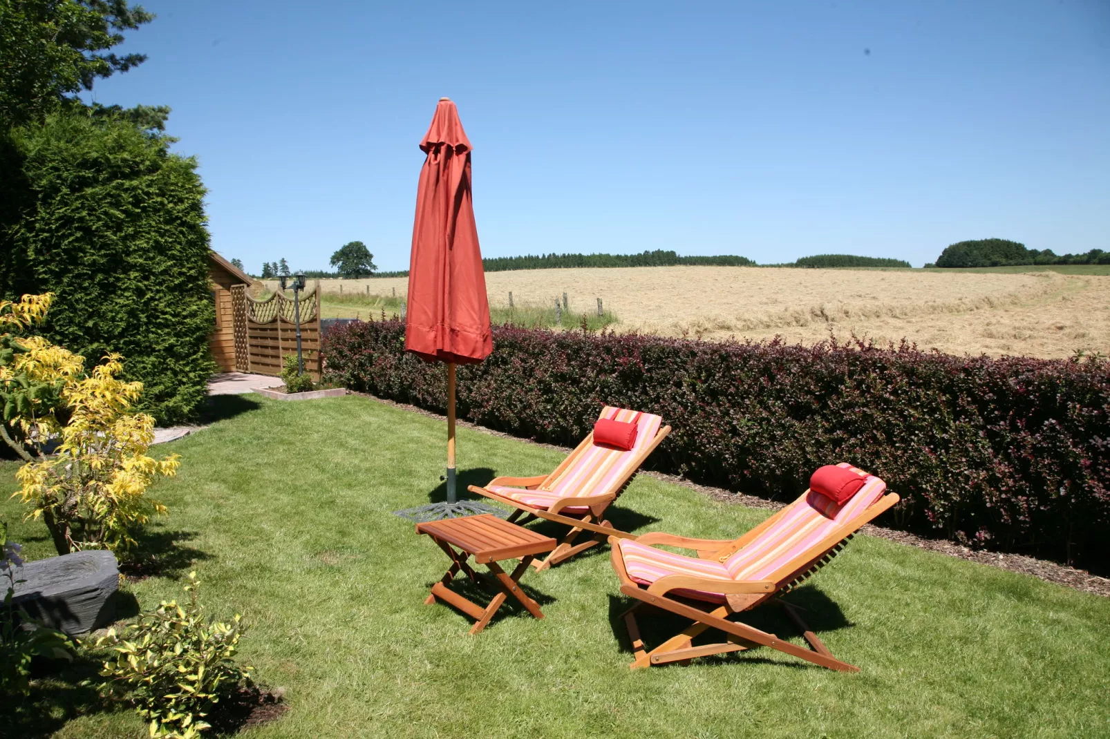 Le Gîte des Grands Prés-Gardens summer