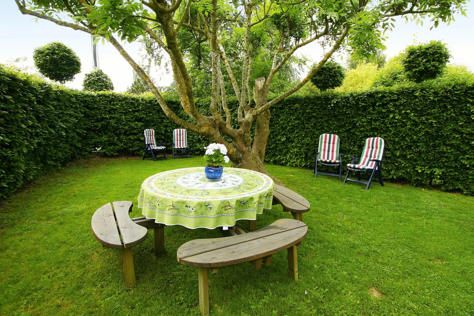 Le Mairlou-Gardens summer