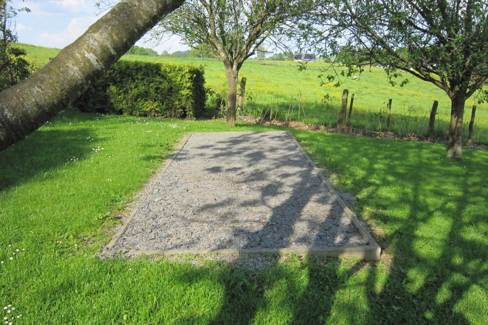 Gite du Courteroye 6 pax-Gardens summer