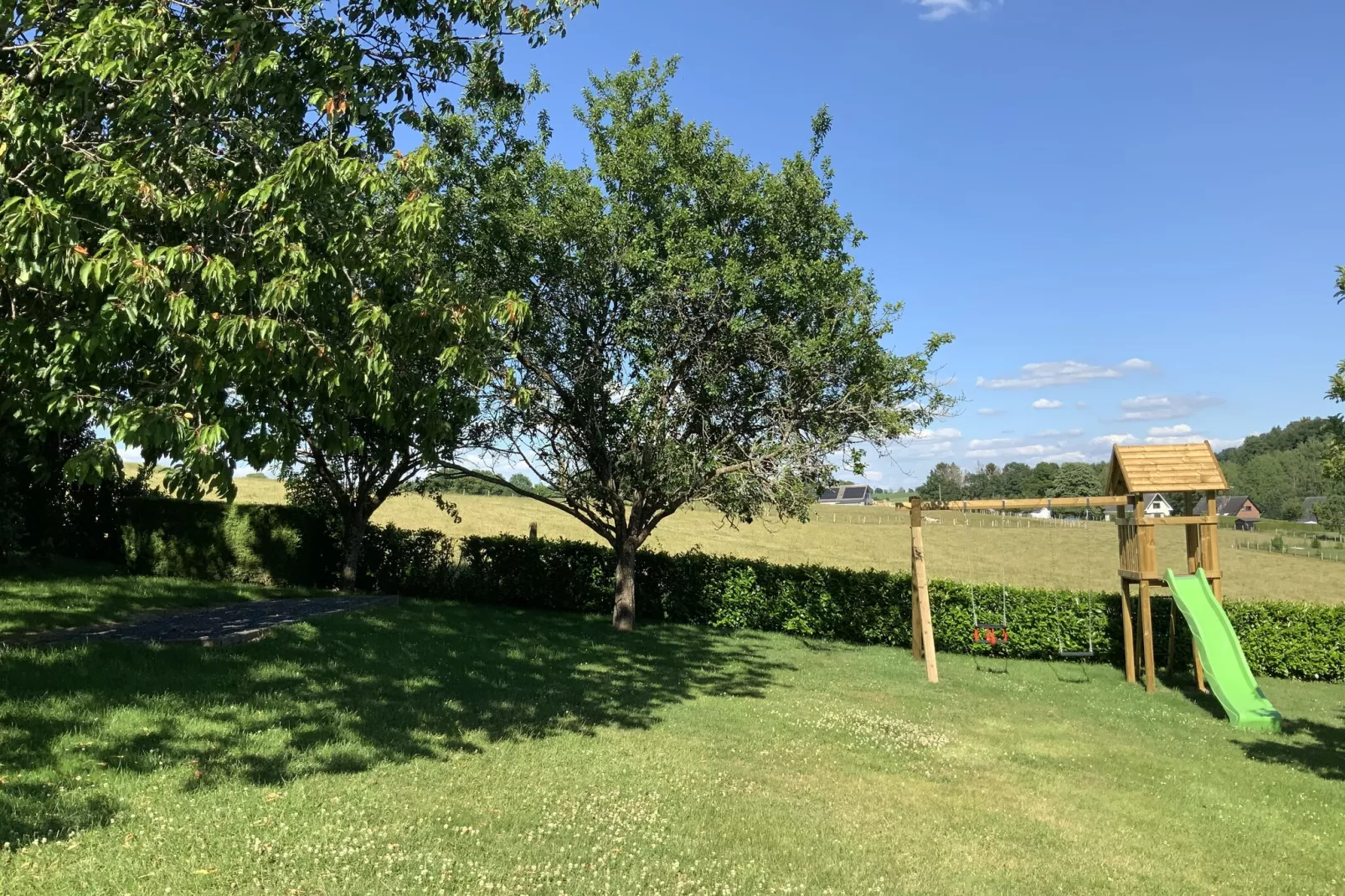 Gite du Courteroye 6 pax-Gardens summer