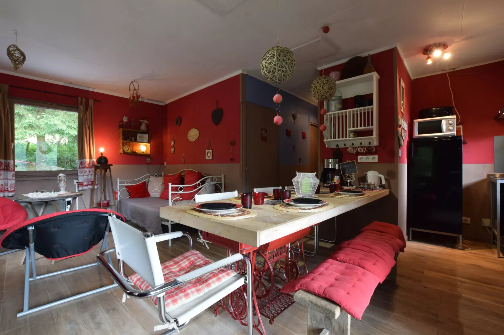 Flons et Roulotte-Dining room