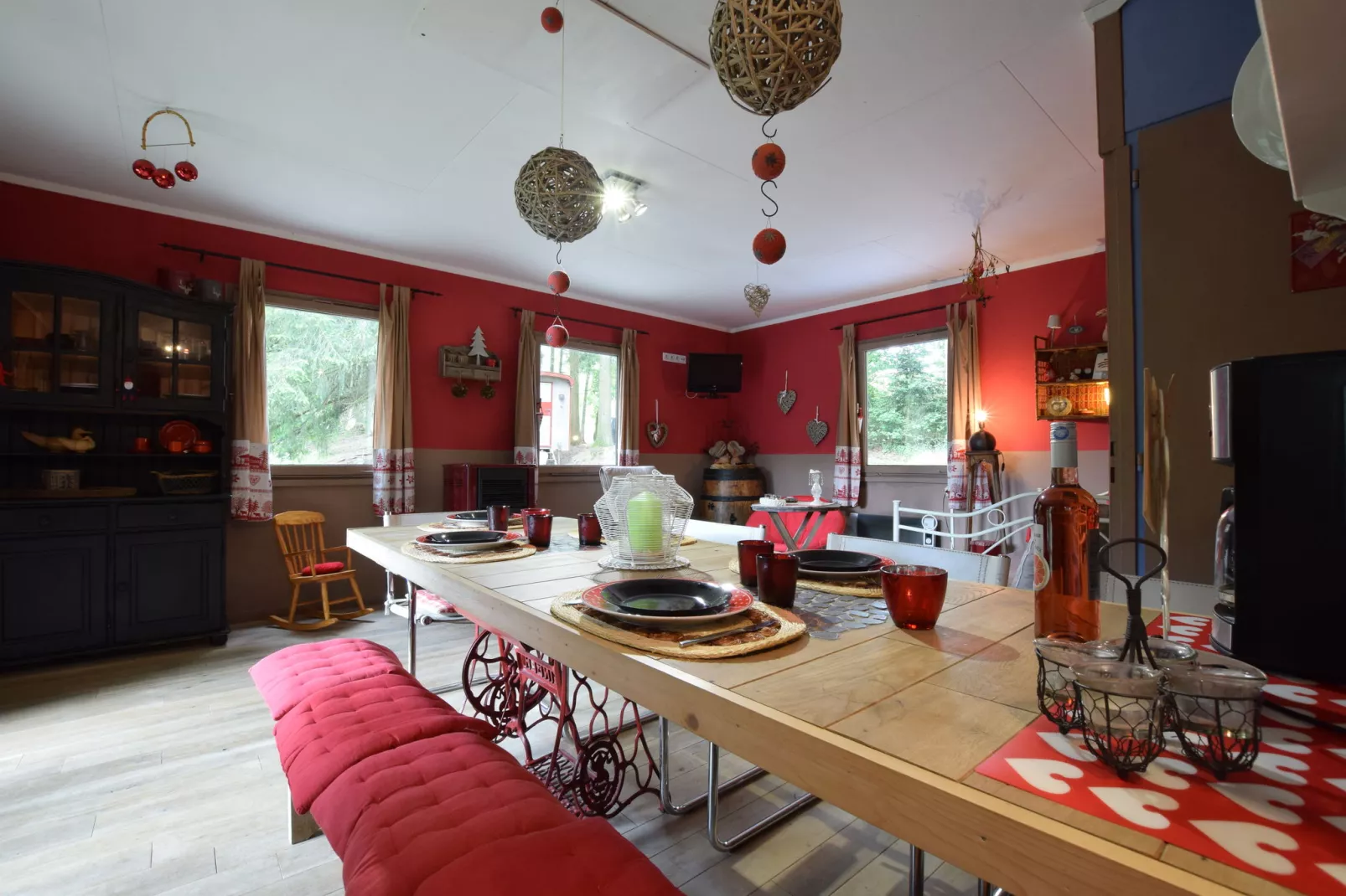Flons et Roulotte-Dining room