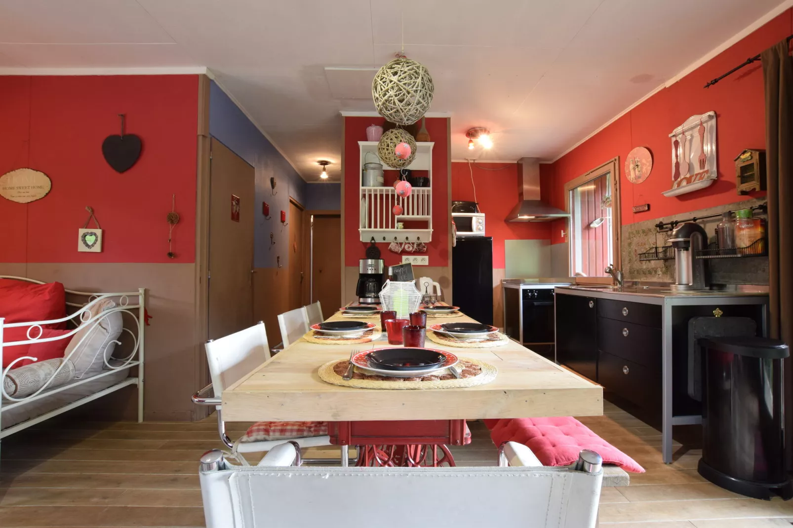 Flons et Roulotte-Dining room