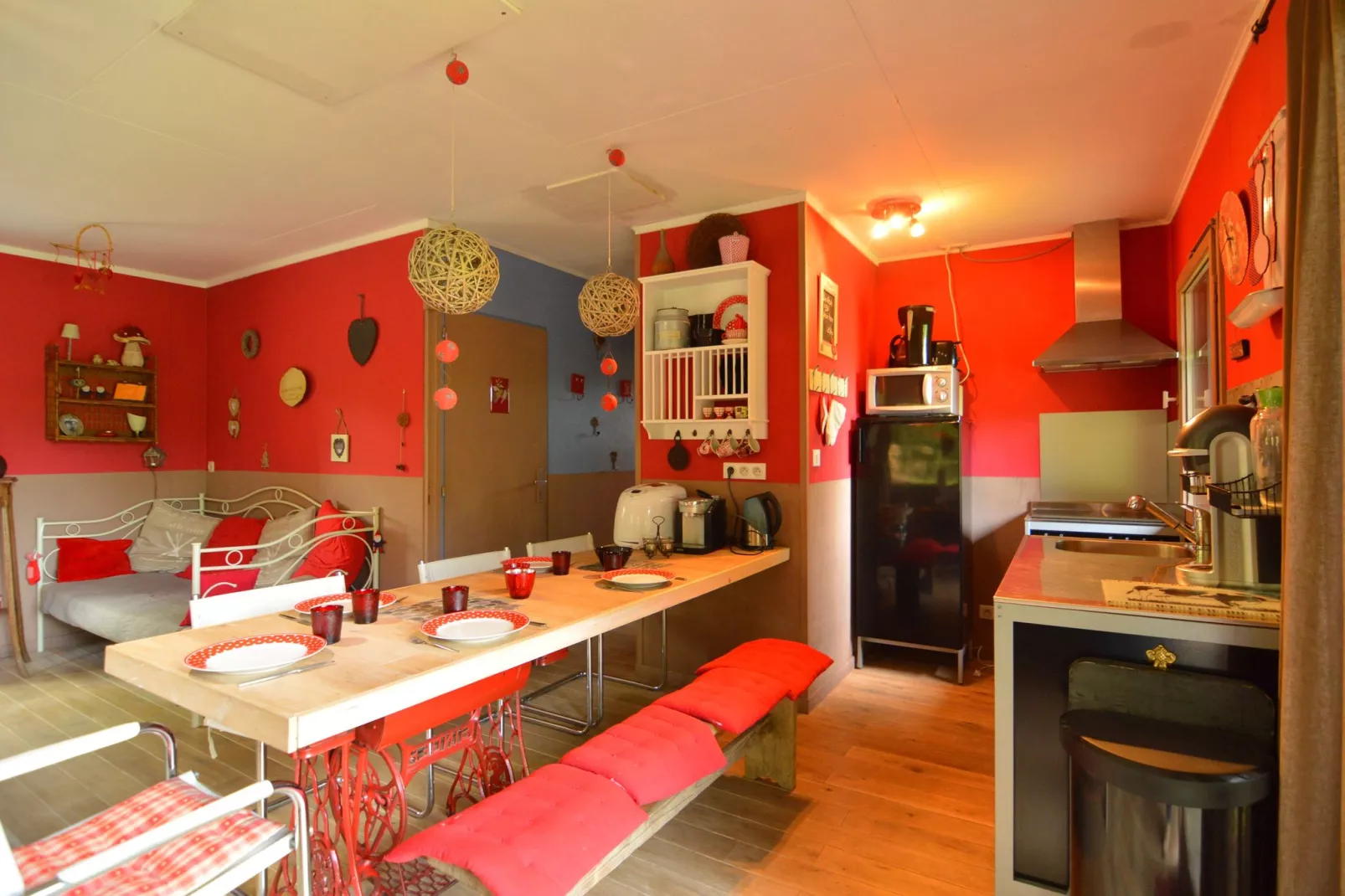 Flons et Roulotte-Dining room