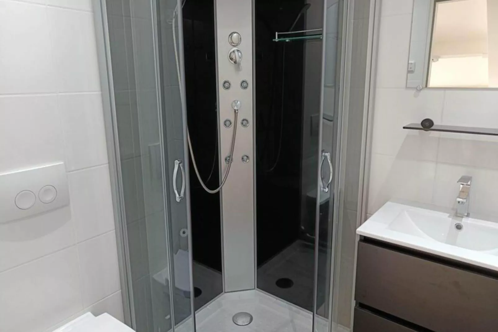Schoneveld 373 Strandparel Breskens-Bathroom
