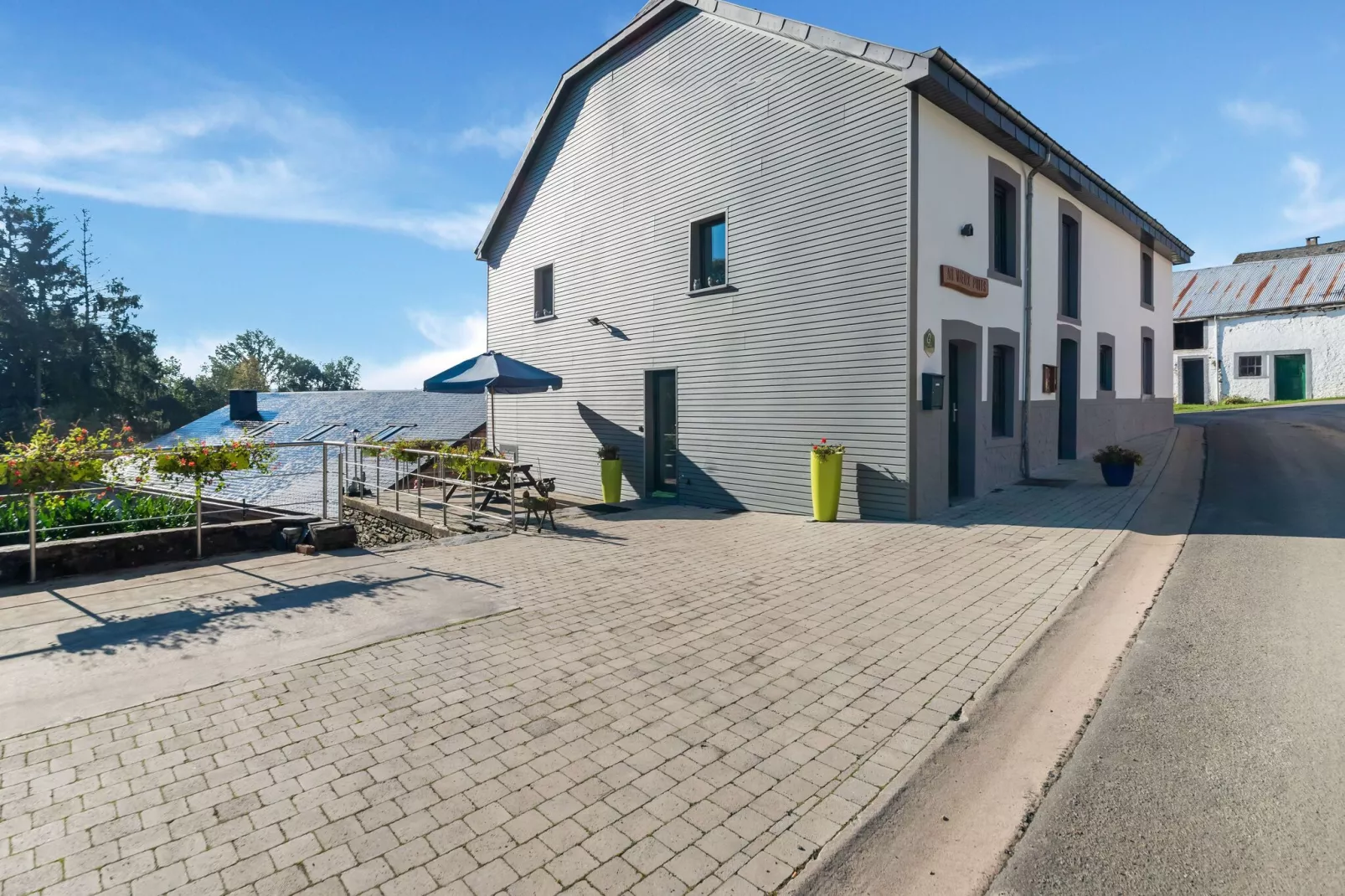 Au Vieux Puits-Exterior summer