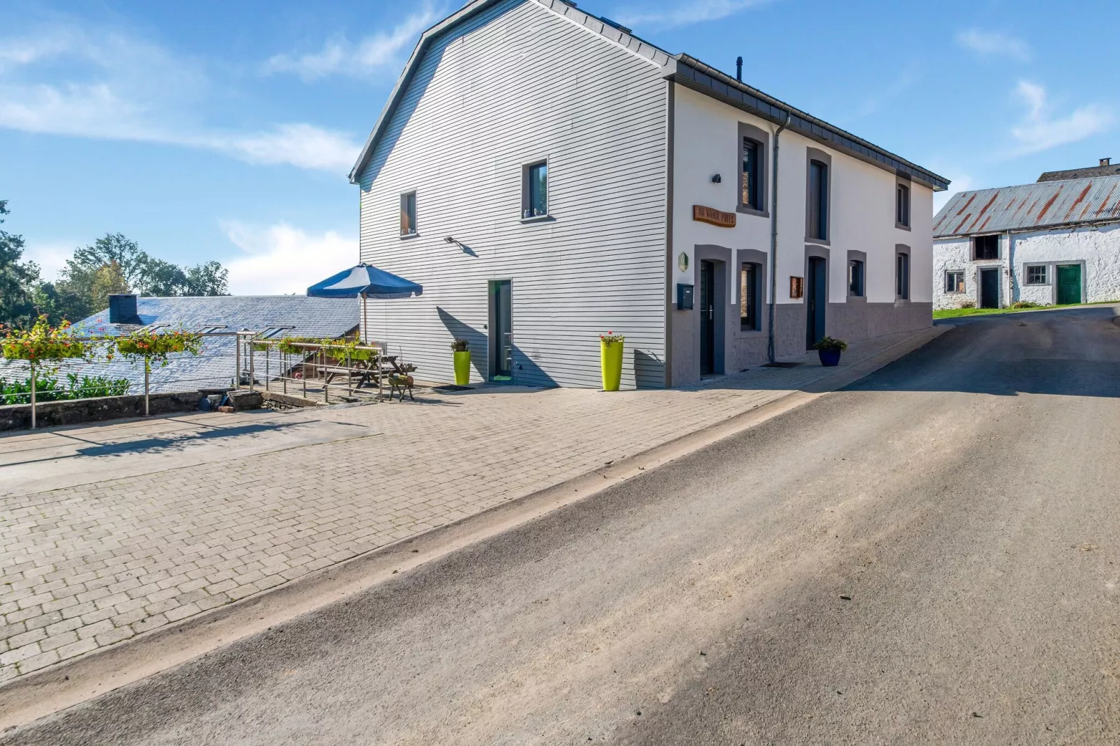 Au Vieux Puits-Exterior summer