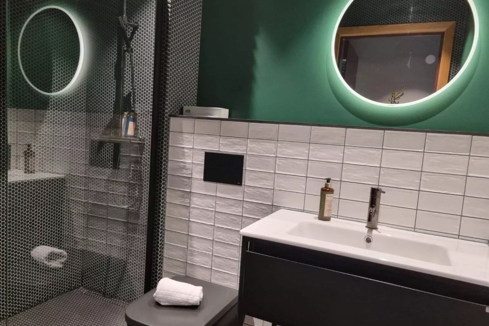 Nice 4-star hotel room with free breakfast-Indoor
