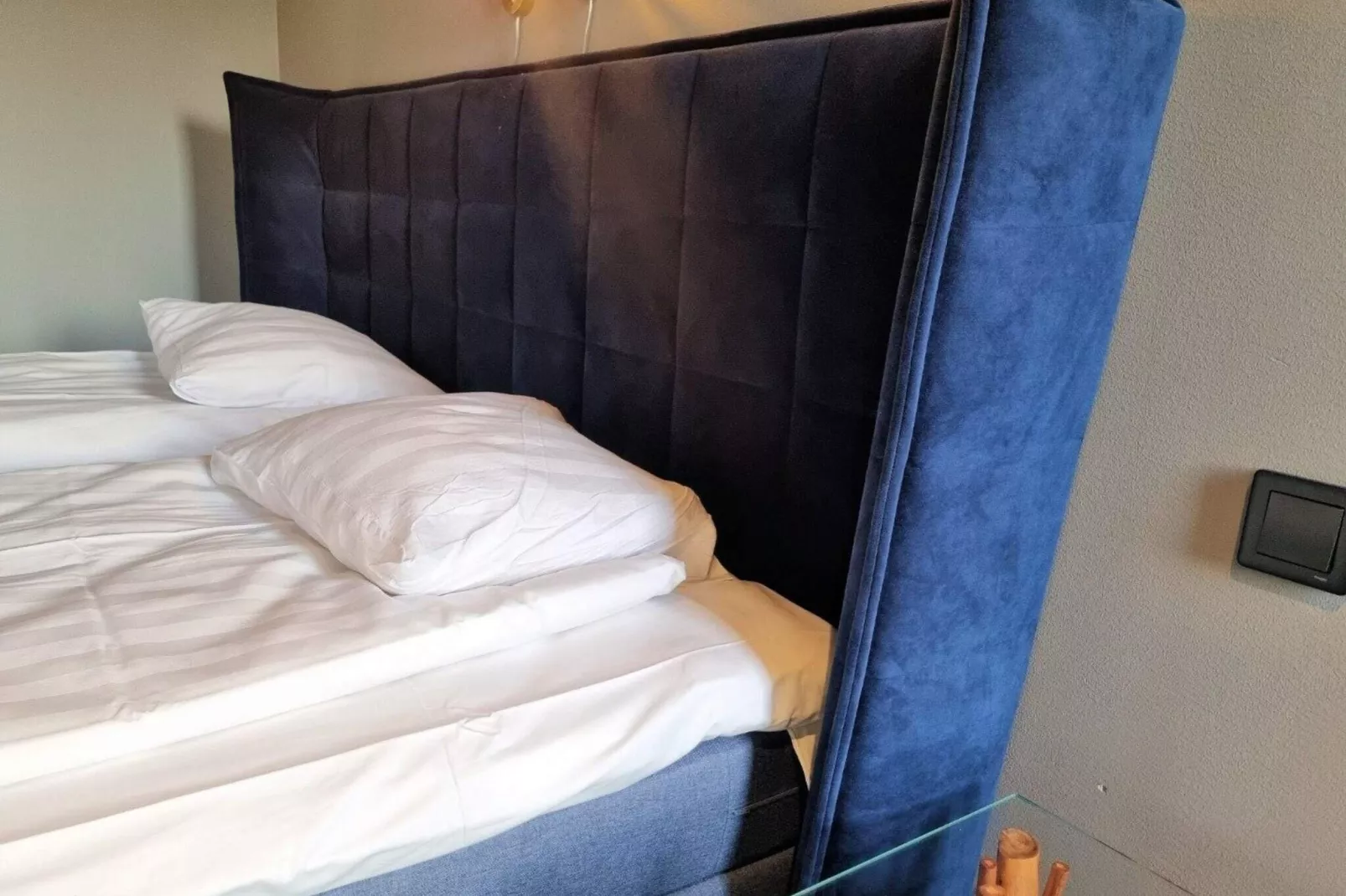 Nice 4-star hotel room with free breakfast-Indoor