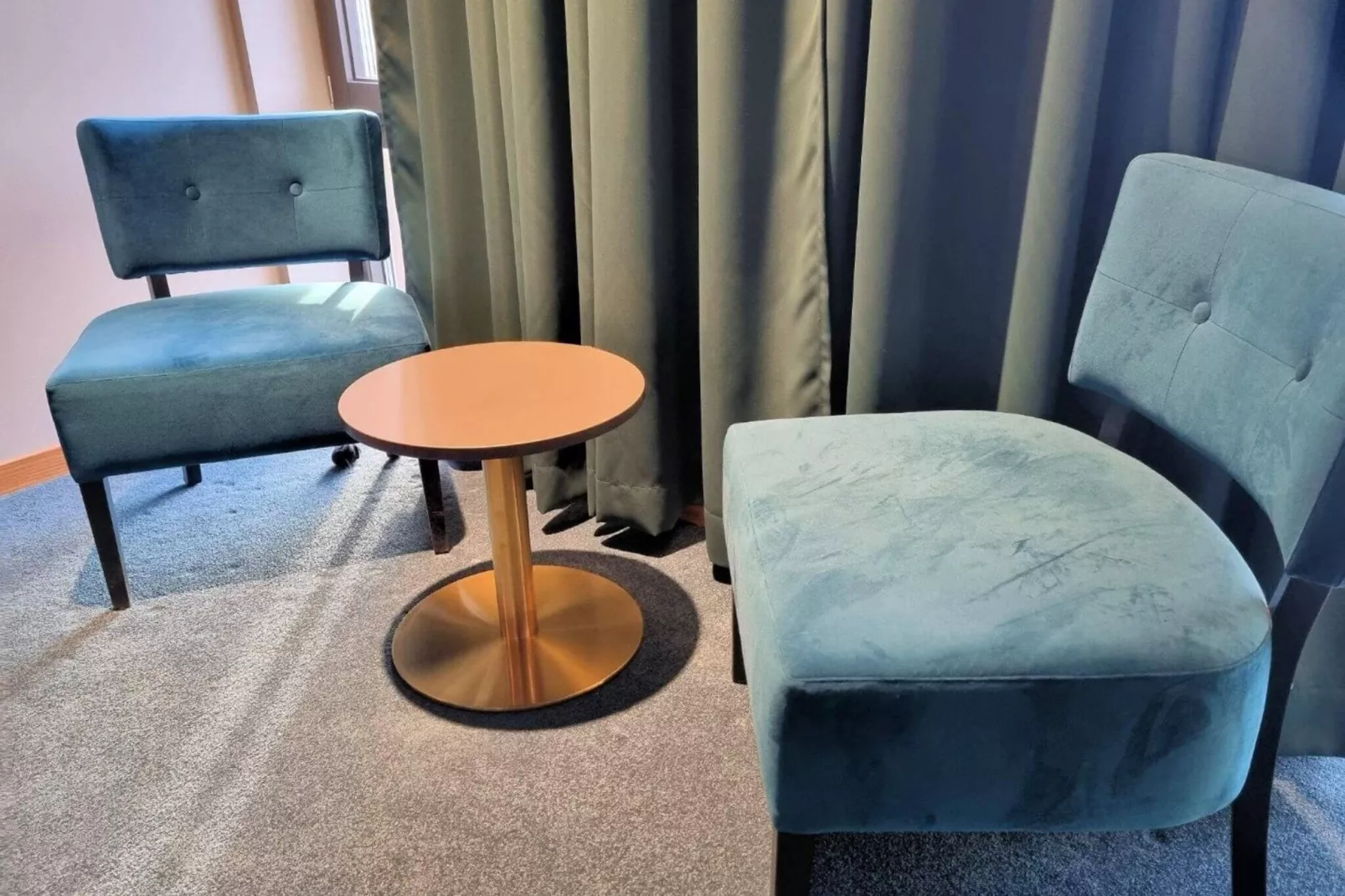 Nice 4-star hotel room with free breakfast-Indoor