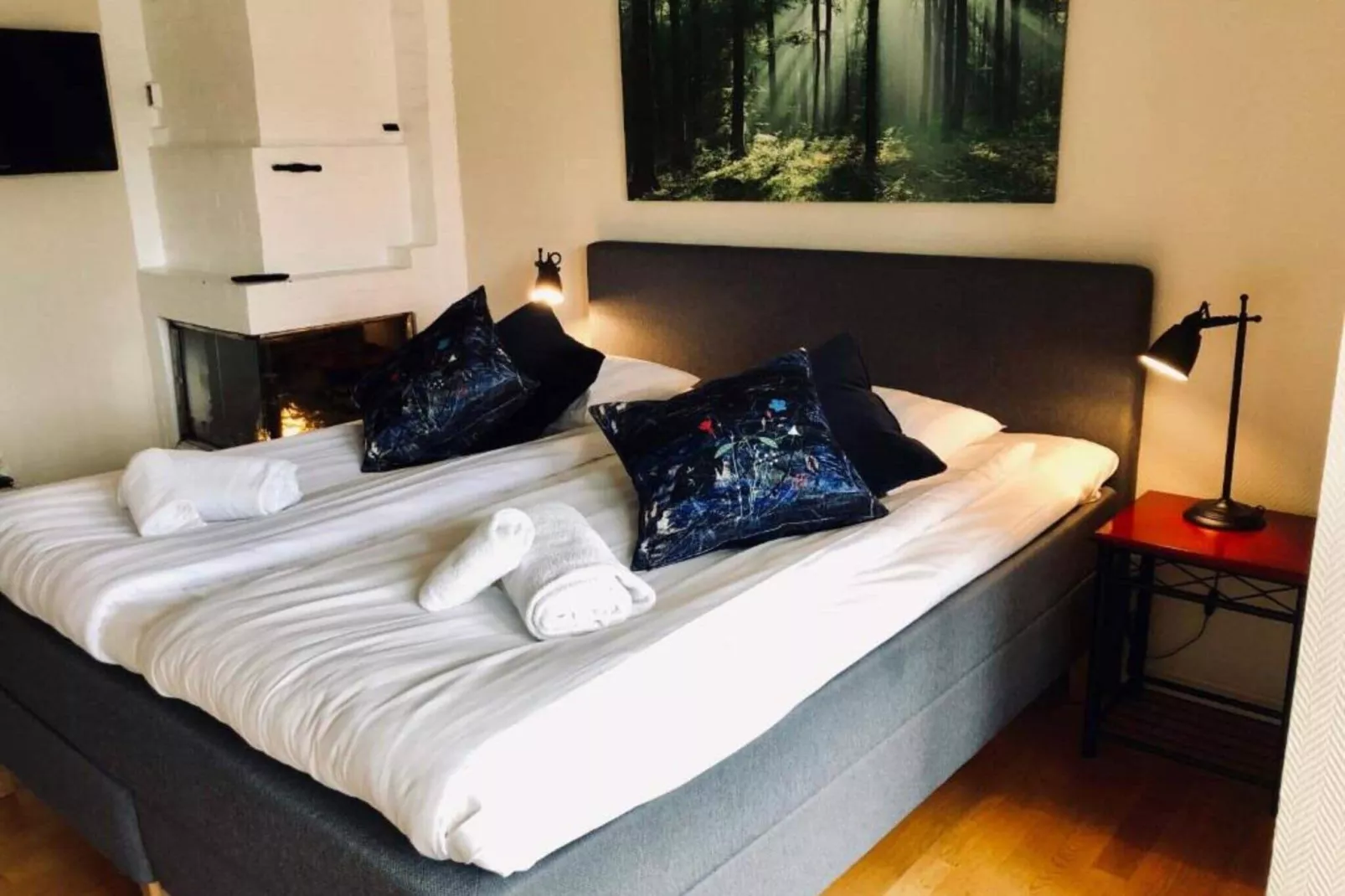 Nice 4-star hotel room with free breakfast-Indoor