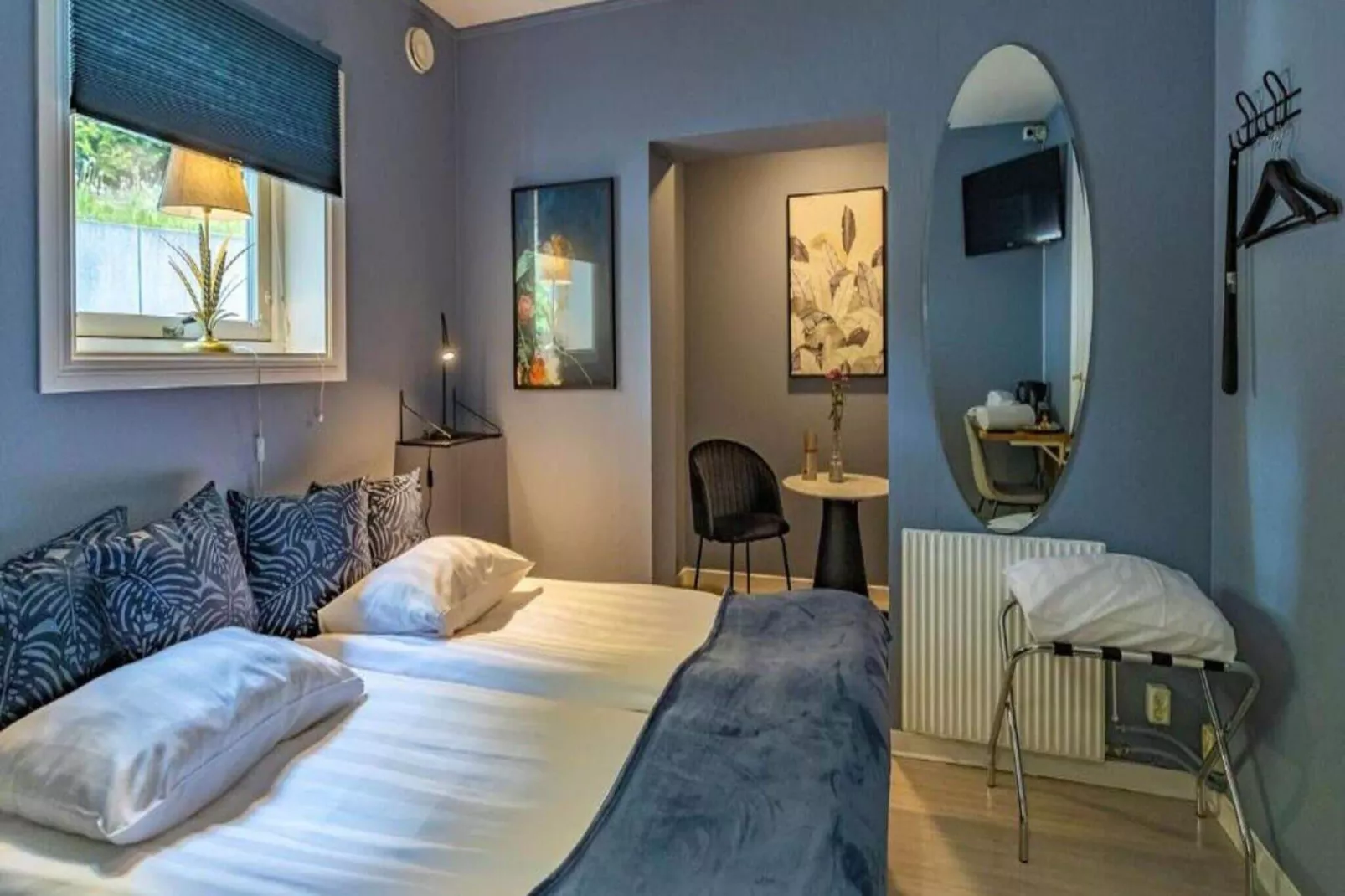 Nice 4-star hotel room with free breakfast-Indoor