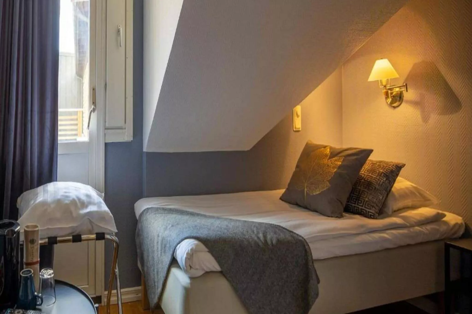 Nice 4-star hotel room with free breakfast-Indoor