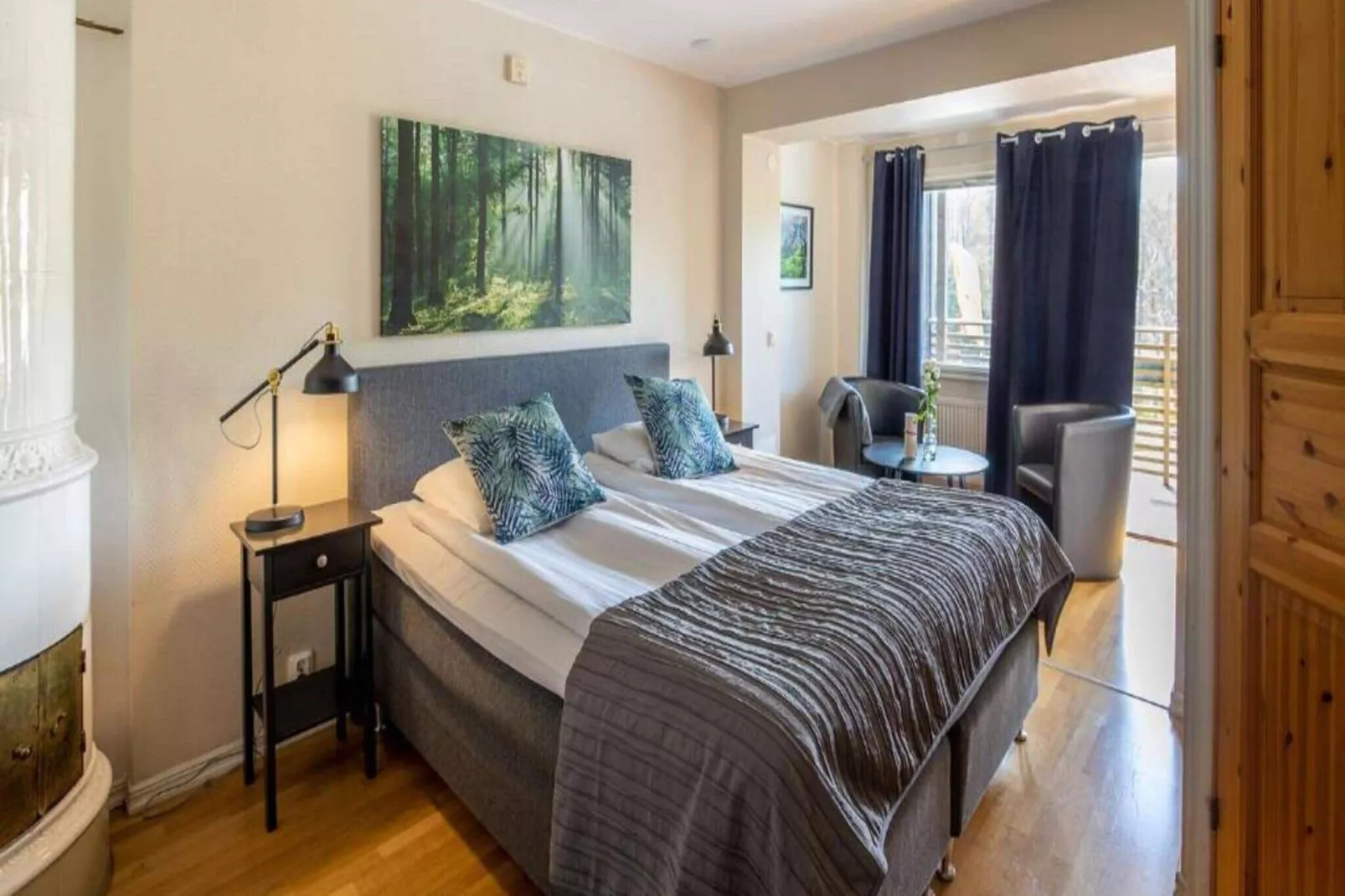 Nice 4-star hotel room with free breakfast-Indoor