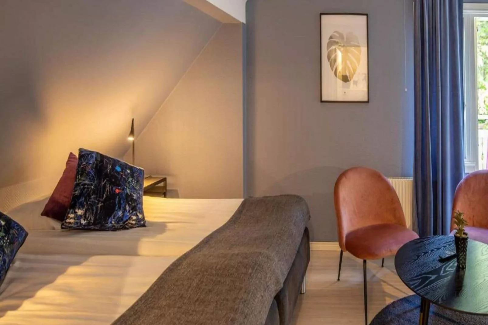 Nice 4-star hotel room with free breakfast-Indoor