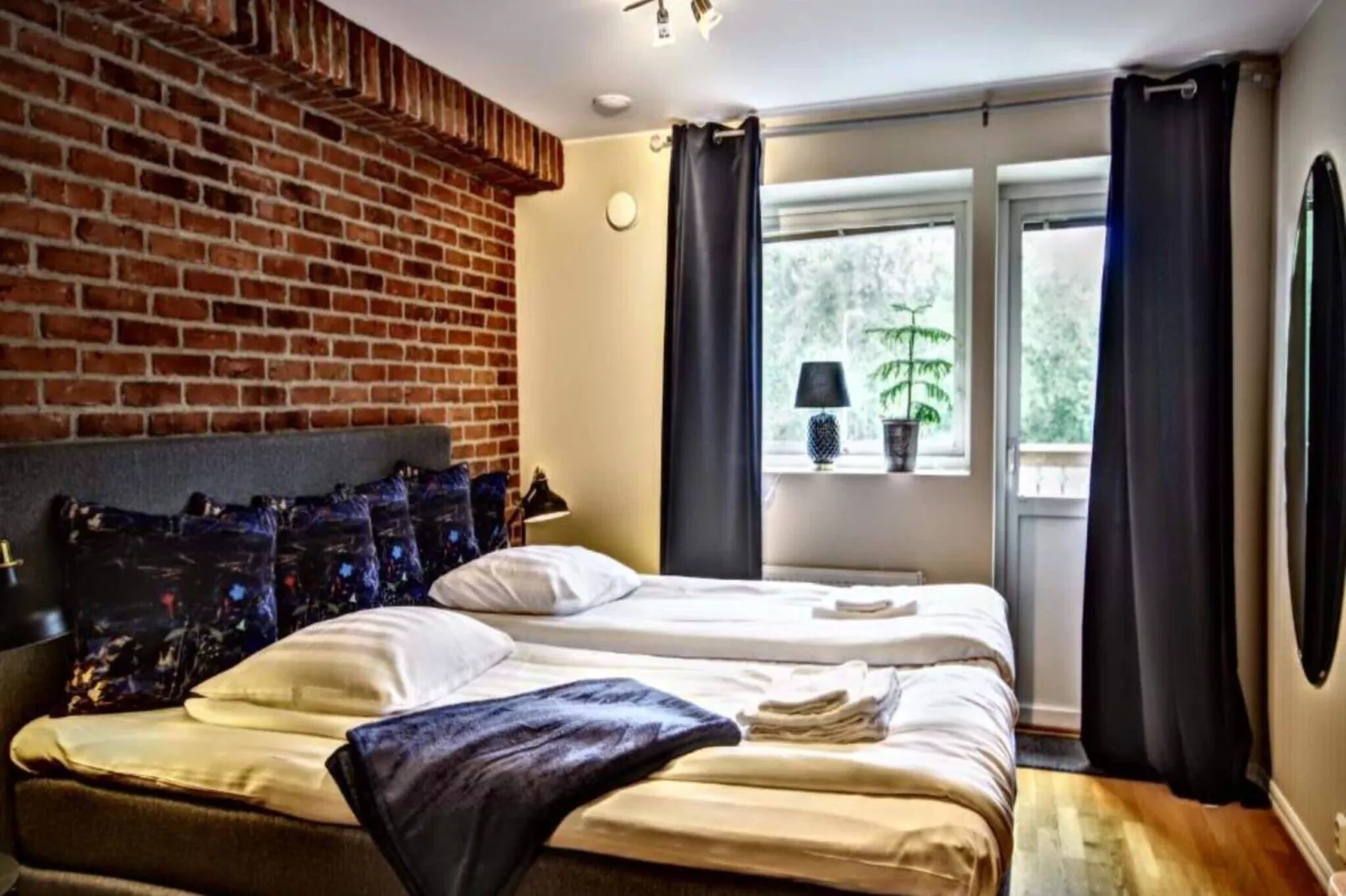 Nice 4-star hotel room with free breakfast-Indoor