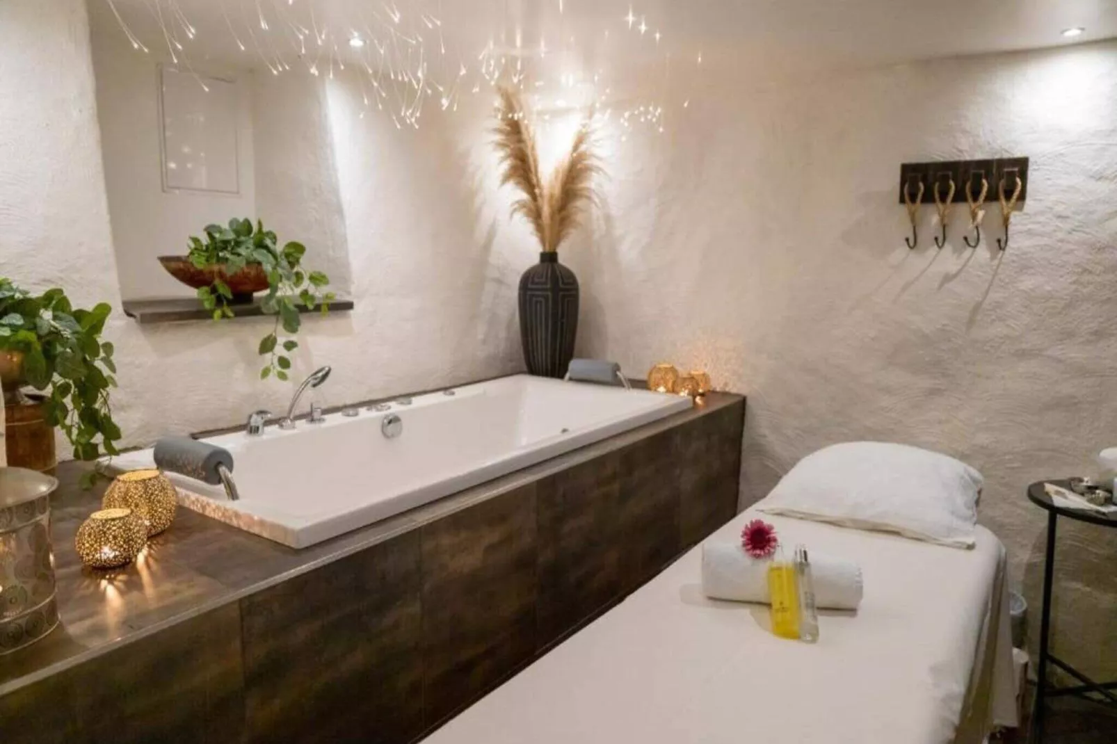 Nice 4-star hotel room with free breakfast-Indoor