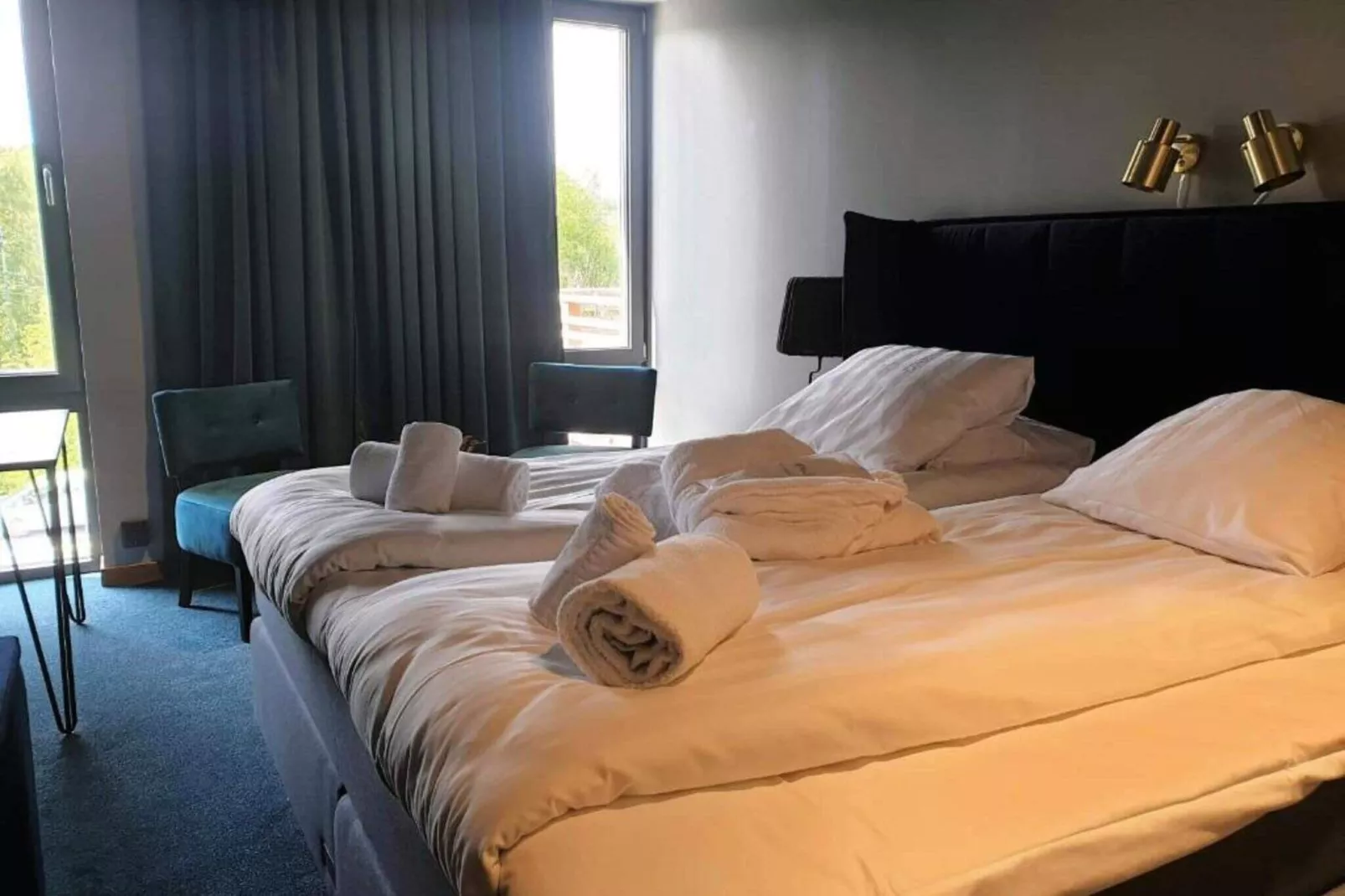 Nice 4-star hotel room with free breakfast-Indoor