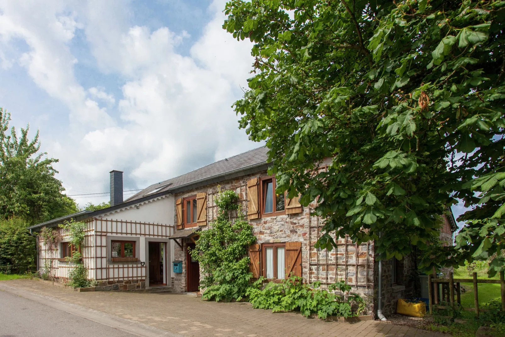 Li Saboti-Exterior summer