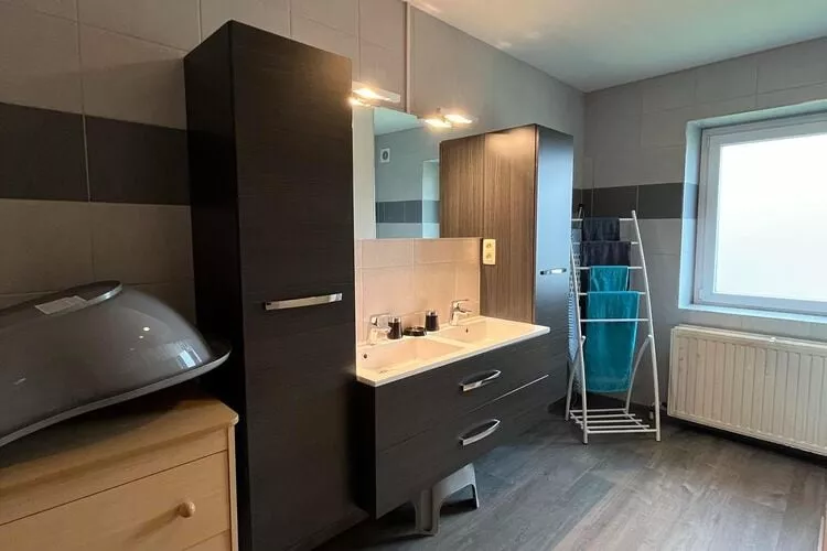 Adré l'Charles-Bathroom