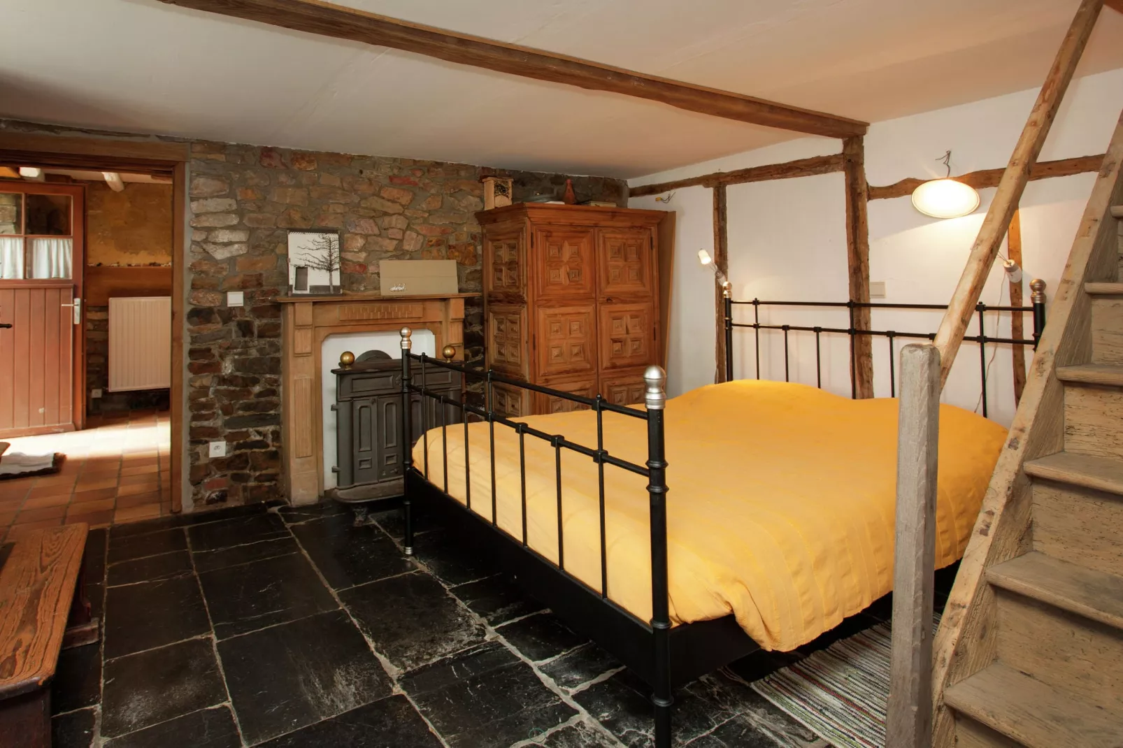 Li Saboti-Bedroom