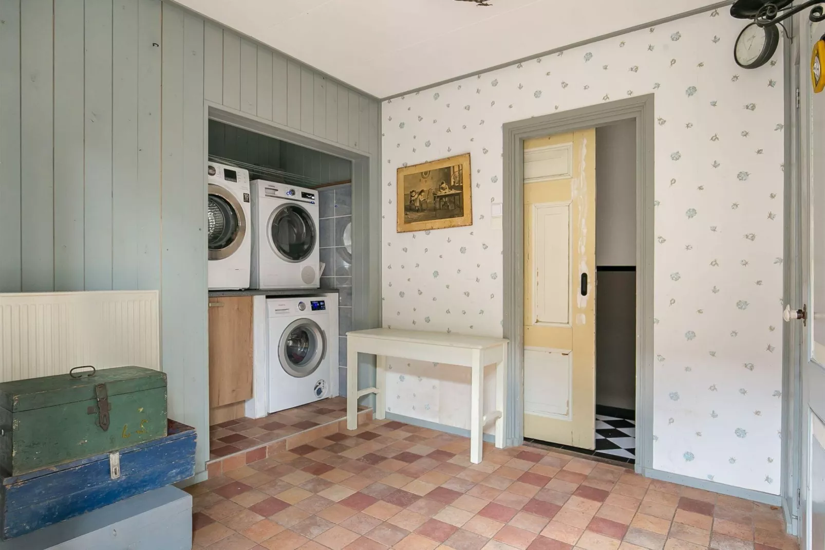 13-17 pax holiday home with separated apartments and gardens-Einrichtungen