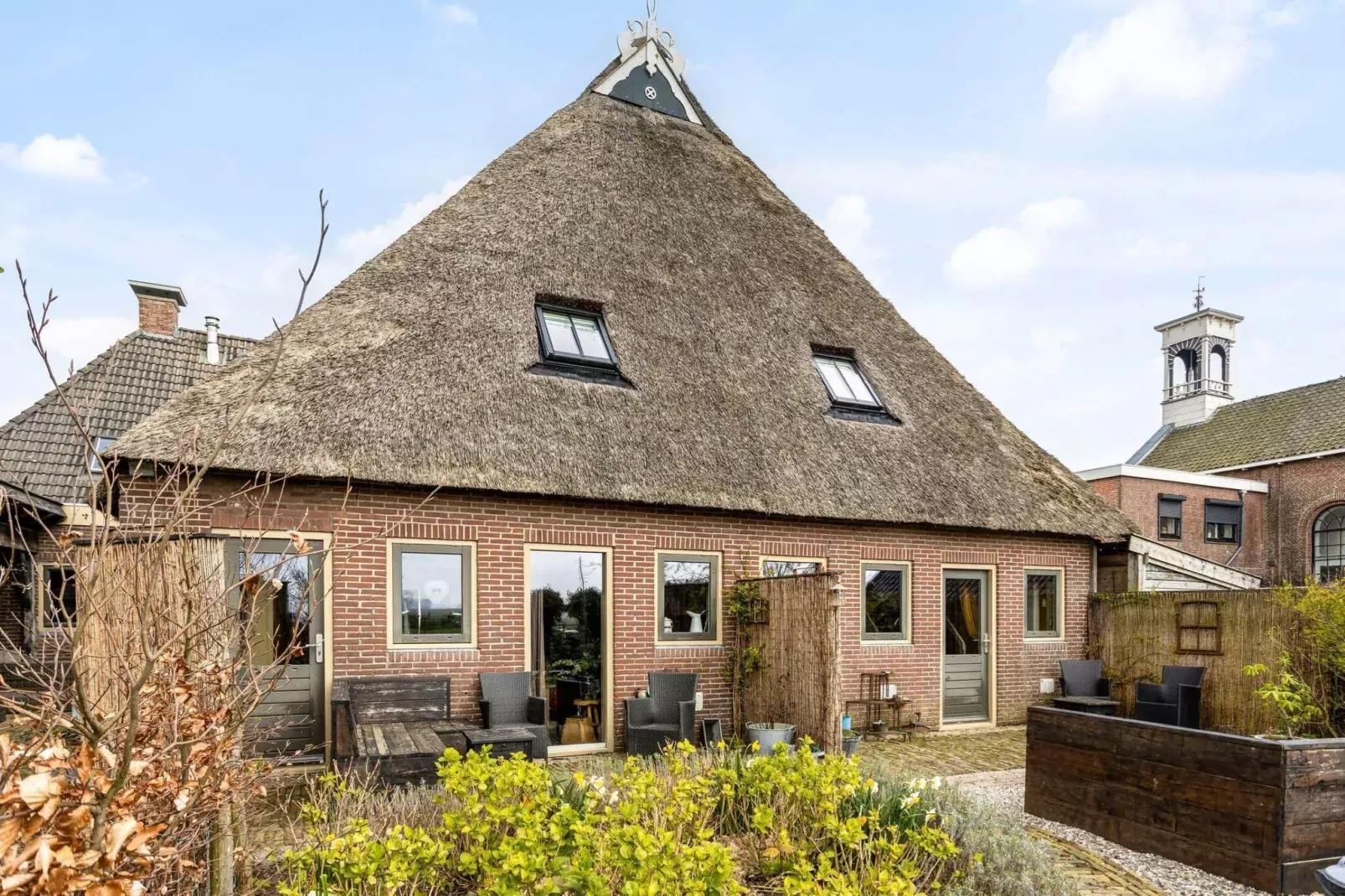 13-17 pax holiday home with separated apartments and gardens-Außenbereich Sommer