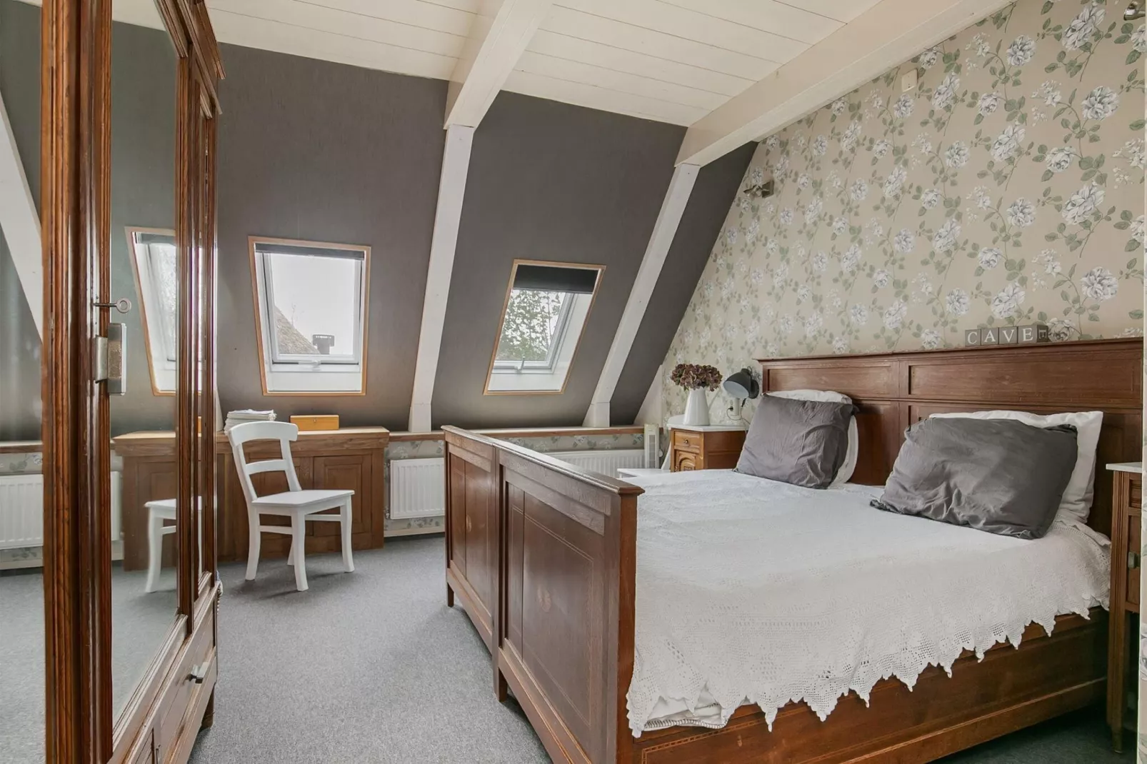 13-17 pax holiday home with separated apartments and gardens-Schlafzimmer