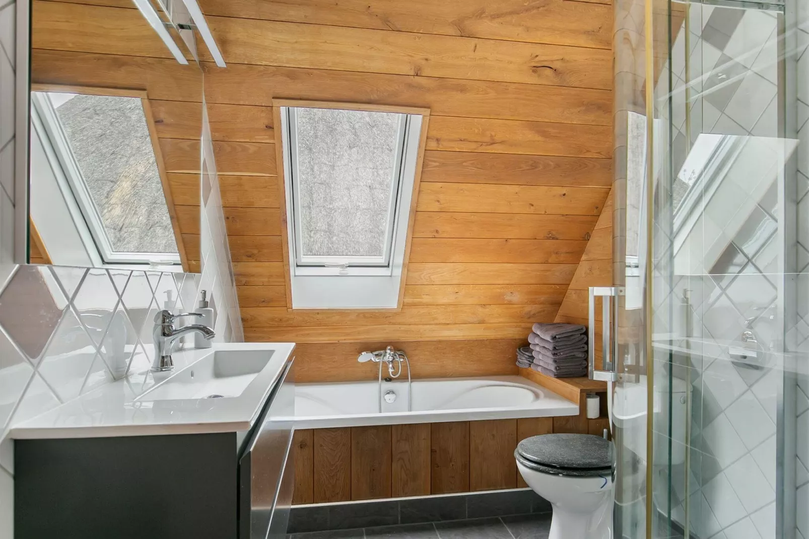 13-17 pax holiday home with separated apartments and gardens-Badezimmer