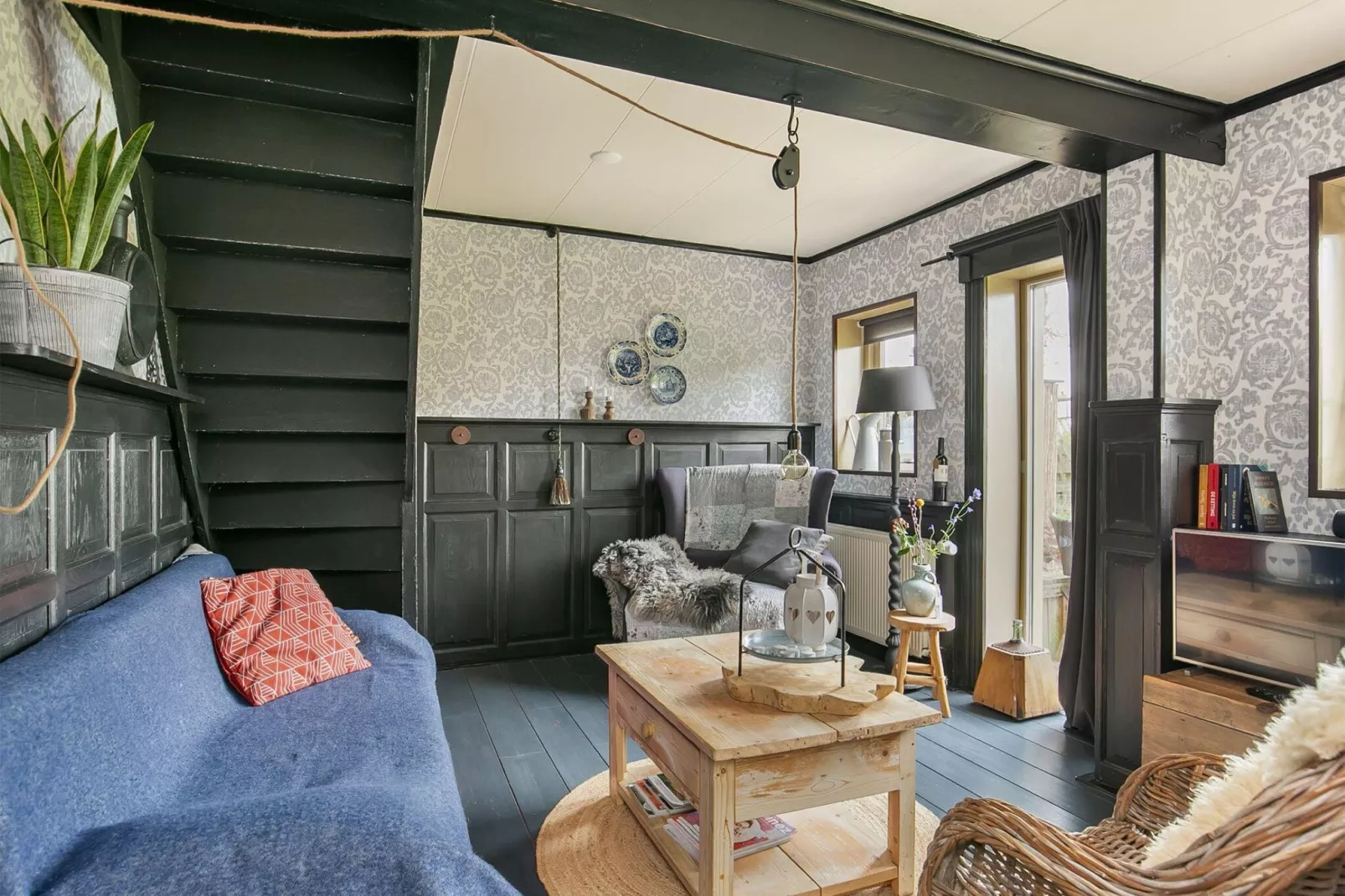 10-14 pax holiday home with seperated appartments and gardens-Living room