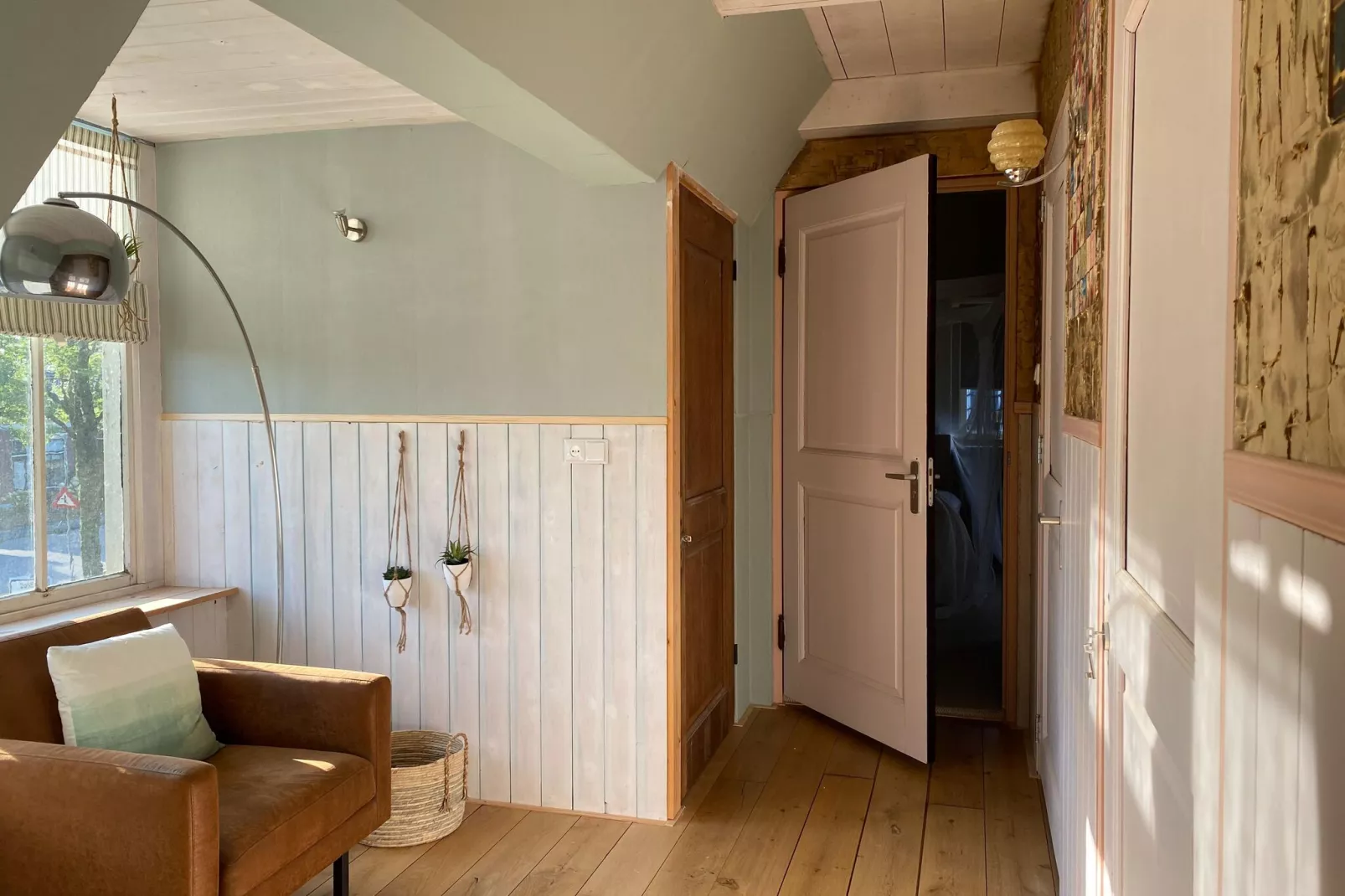 10-14 pax holiday home with seperated appartments and gardens-Landing