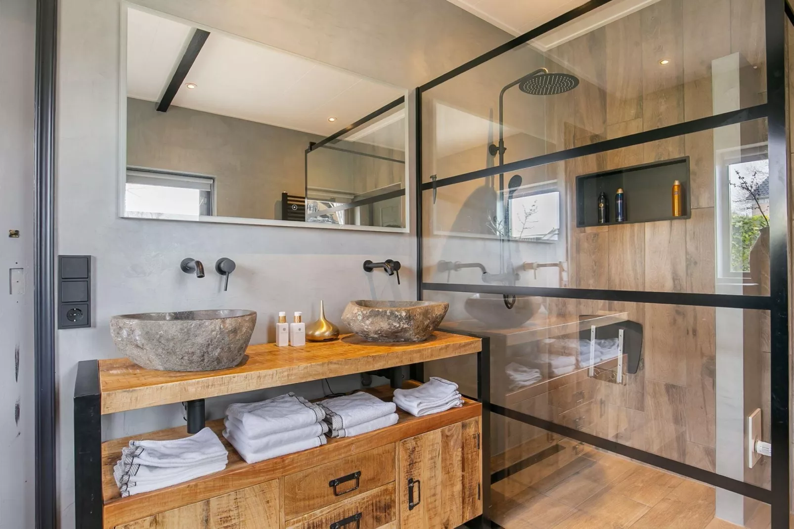 10-14 pax holiday home with seperated appartments and gardens-Bathroom